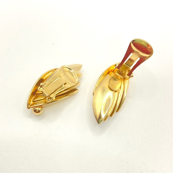 Vintage Goldtone Clip-On Earrings - Picture 5 of 7